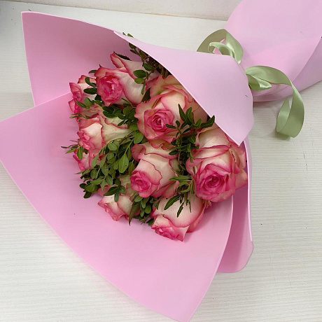 Букет из 9 роз Джумилия с зеленью - Фото 4