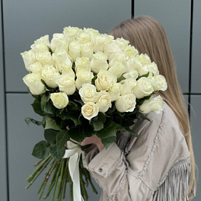 Букет из 51 белой розы Мондиаль