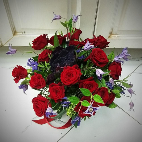 Букет из красных роз и клематиса - Фото 2