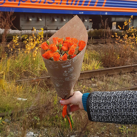 Букет из кустовой оранжевой розы - Фото 4