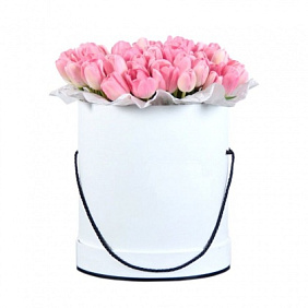 Розовые тюльпаны в малой шляпной коробке