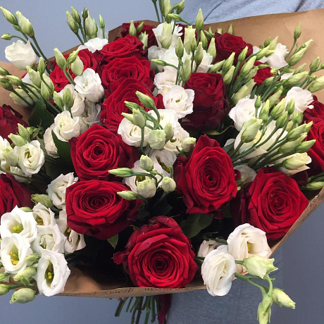 Красные розы и эустома - Фото 4