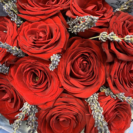 Красные розы с лавандой - Фото 6