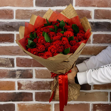 Букет из 51 алой розы с рускусом (50 см). N887 - Фото 3