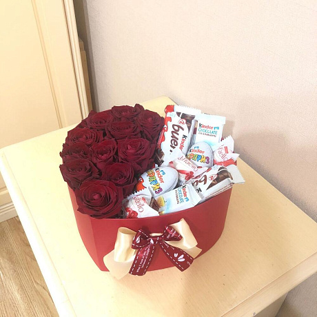 Розы в коробке с киндер шоколадом - Фото 2