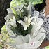 Белая лилия с эвкалиптов в дизайнерской упаковке - Фото 2