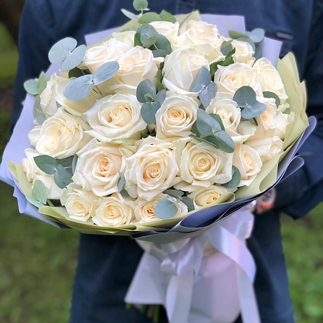 35 ослепительных роз с эвкалиптом - Фото 2