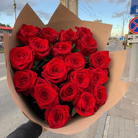 19 красных роз в крафте №160 - Фото 4
