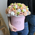 Букет из пионовидных роз и эустомы в шляпной коробке - Фото 2