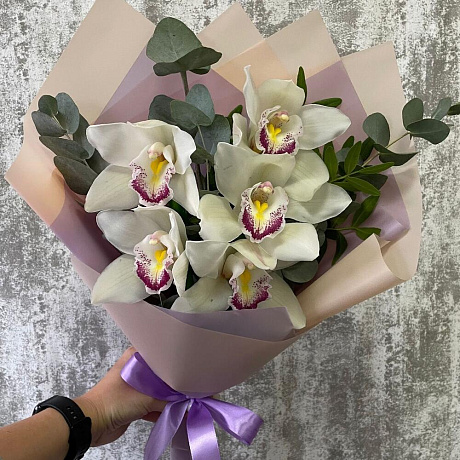 Букет из 5 белых орхидеи и эвкалипта - Фото 2