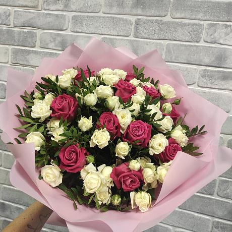 Красивый букет из роз и зелени  - Фото 4