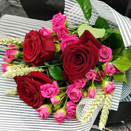 Букет из красных роз, кустовых роз и пшеницы - Фото 2