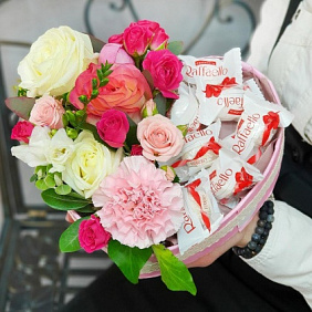 Композиция из роз, гвоздик с конфетами Рафаэлло в форме сердца