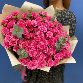 Букет из 51 розовой кустовой розы с зеленью