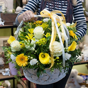 Корзина с цветами "Golden flowers"