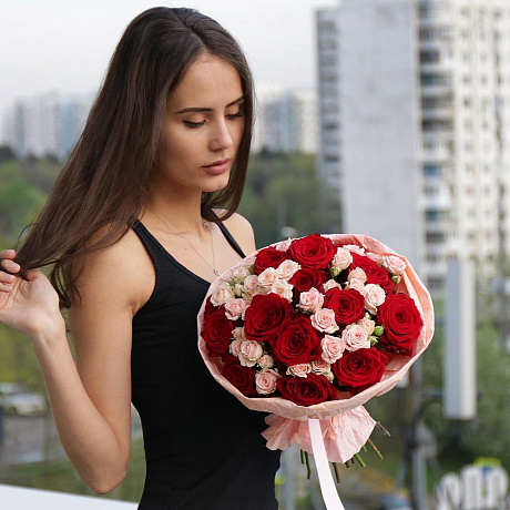 Букет из 23 красных и розовых роз - Фото 3