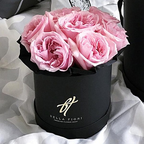 Розовые пионовидные кустовые розы микс в черной шляпной коробке