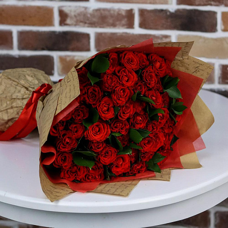 Букет из 51 алой розы с рускусом (50 см). N887 - Фото 4