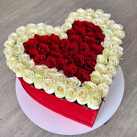 Коробка сердце красное с белым