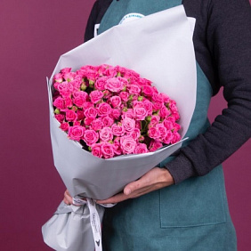 Букет из 19 малиновых кустовых роз