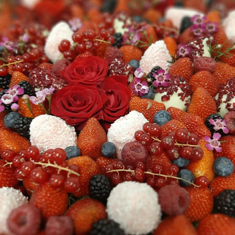 Корзина с ягодами и клубникой в шоколаде - Фото 2