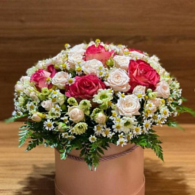 Букет в шляпной коробке с кустовыми розами