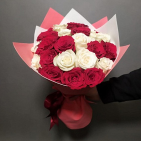 Букет 25 роз микс красная и белая роза