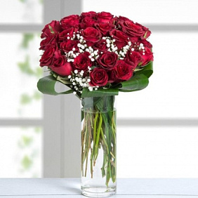 31 красная роза в вазе