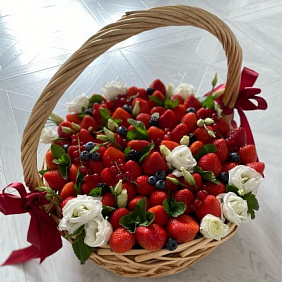 Корзина с клубникой и цветами