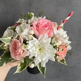 Цветы в стакане (розы и хризантемы)