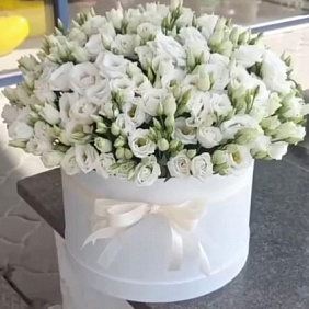 Белоснежная эустома в шляпной коробке невесте