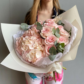 Букет с гортензией "Ballet pink bay"