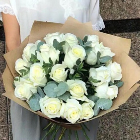 Белая роза в крафте