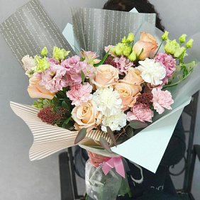 Современный букет из роз, гвоздик, лизиантуса и скимии №161