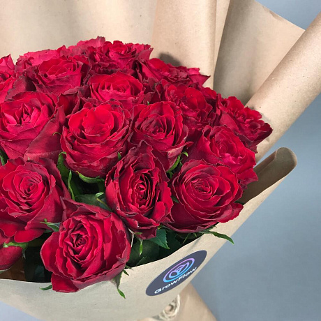 35 красных роз в крафте - Фото 4