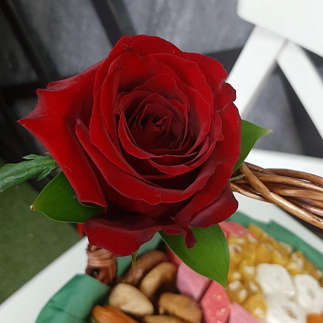 Сухофрукты и сладости в корзине - Фото 3