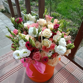 Коробка из кустовой розы и эустомы