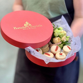 Подарочный набор с пирожными и