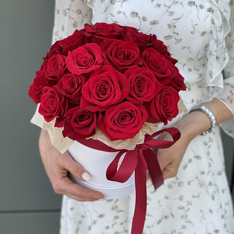 Коробка шляпная из 25 красных роз №2 - Фото 3