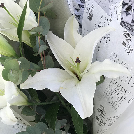 Белая лилия с эвкалиптов в дизайнерской упаковке - Фото 3