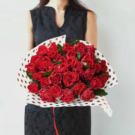 Букет из 35 алых роз в стильной упаковке - Фото 4
