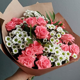 Букет из кустовых роз Барбадос и хризантем Сантини