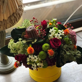 Цветы в коробке "Благородный вкус"