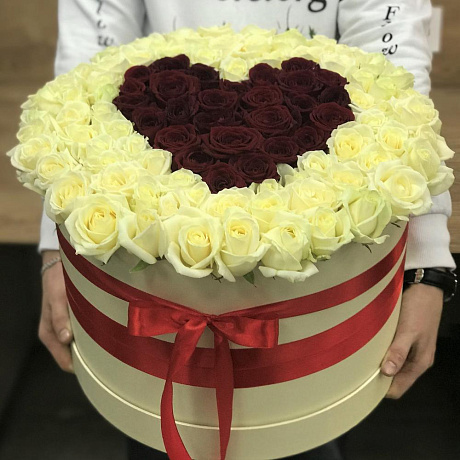 Коробка XXL из 101 белой и красной розы. Сердце из роз. N405 - Фото 6