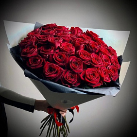 35 шикарных красных роз