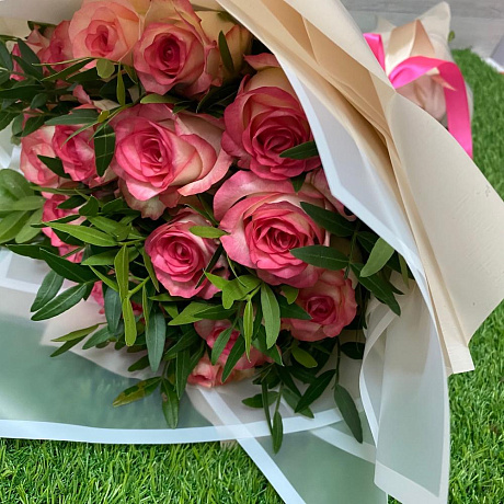 Букет из 19 роз Джумилия и зелени - Фото 6