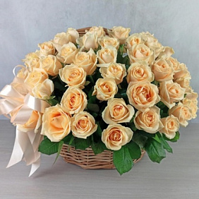 Корзина из 75 кремовых роз