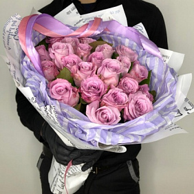 Фиолетовые розы в дизайнерской упаковке из 25 роз