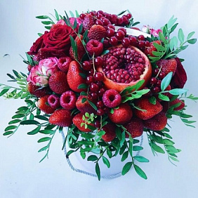 Букет с клубникой, кокосом, гранатом и розами в коробке
