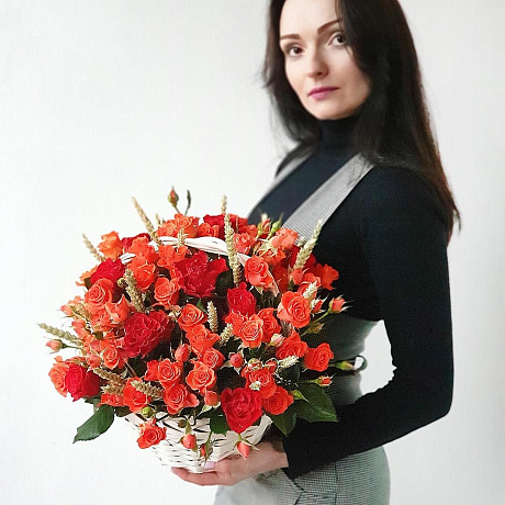 Яркая оранжевая корзина с розами - Фото 5